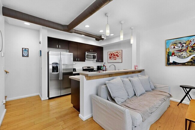 Building Photo - 343 Platinum St SW
