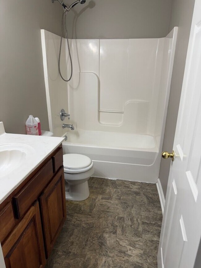 Building Photo - Renovated 4 Bedroom 2 Bath Home with Upsta...