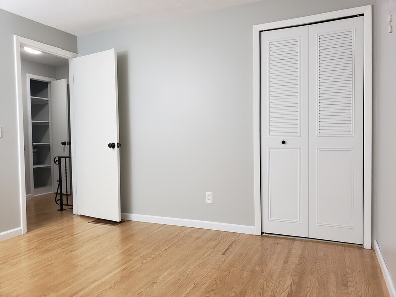 Building Photo - 32 Medimount Dr