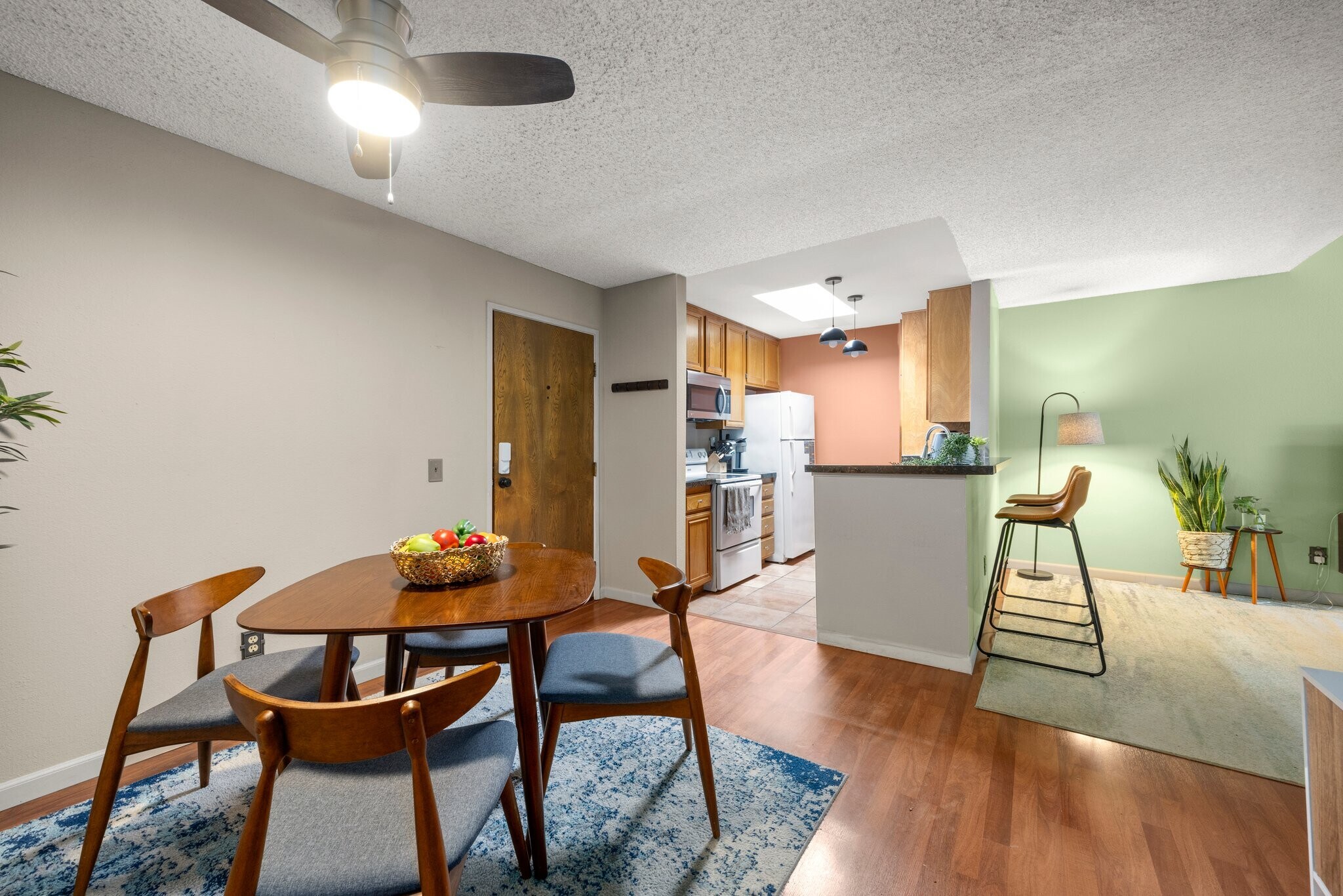 Building Photo - 898 Temple Ter