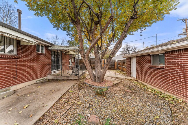 Building Photo - Home near DU and Wash Park!