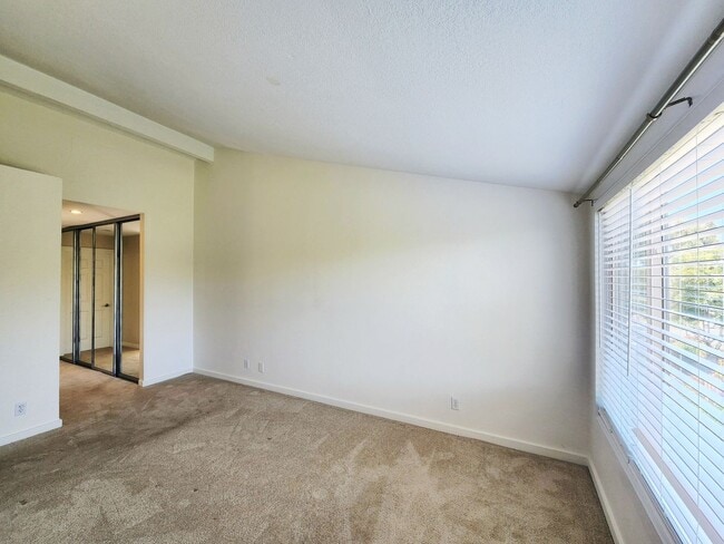 Building Photo - Spacious & bright 3 bedroom 2 bath home in...