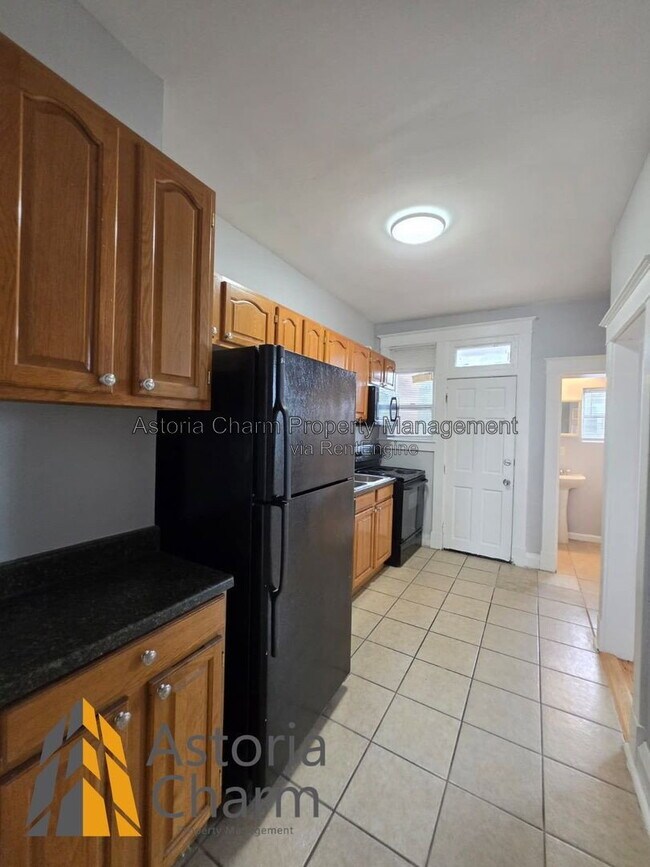 Building Photo - 3016 Pelham Ave