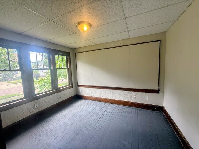 Building Photo - Four bedroom one bathroom home for rent