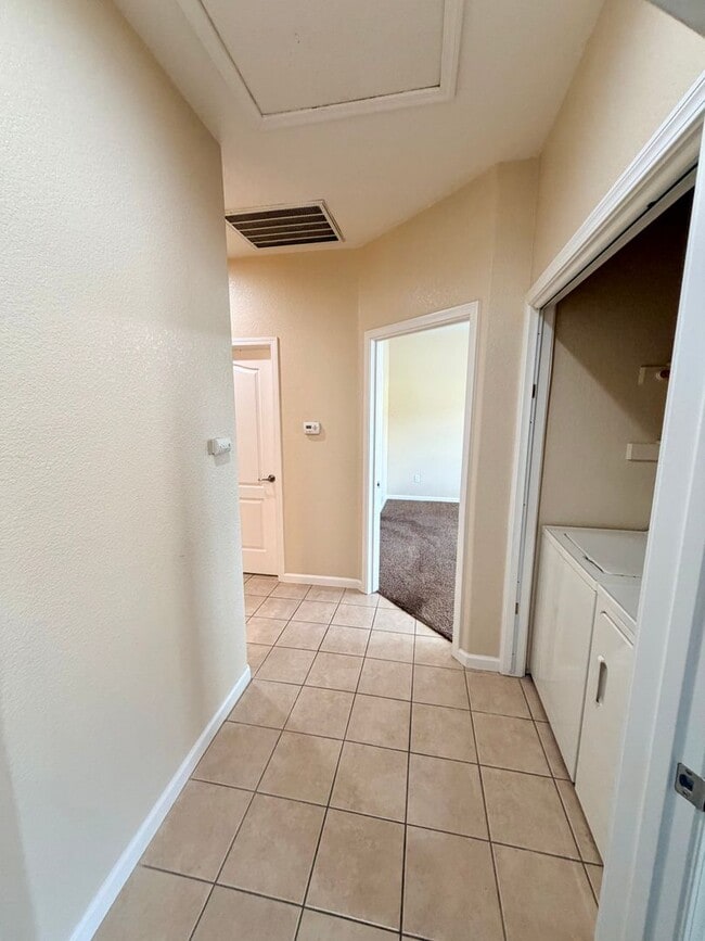 Building Photo - 147 Apple Ln