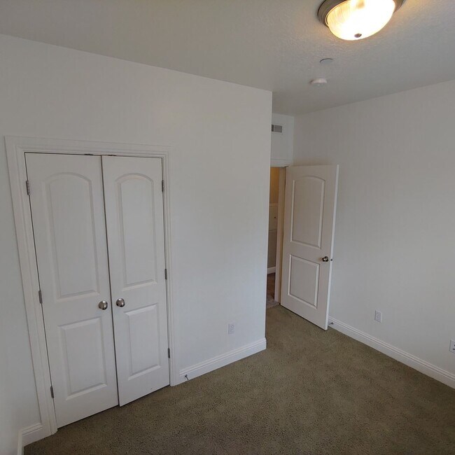 Building Photo - Nice main floor 3 BR 2 BTH Condo in awesome PG location