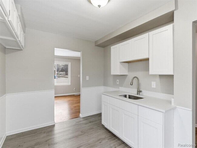 Building Photo - 108 W Kalama Ave