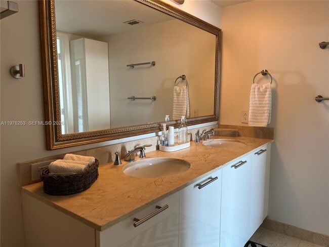 Building Photo - 1800 N Bayshore Dr