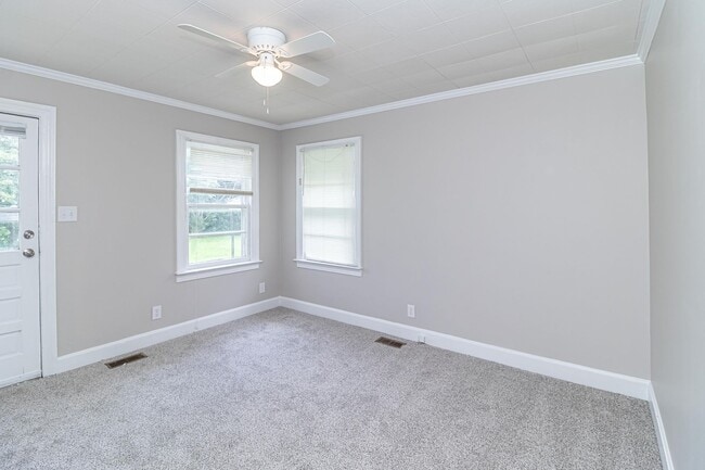 Building Photo - ADORABLE Renovated 3 BR | 1 BA Home in Gol...
