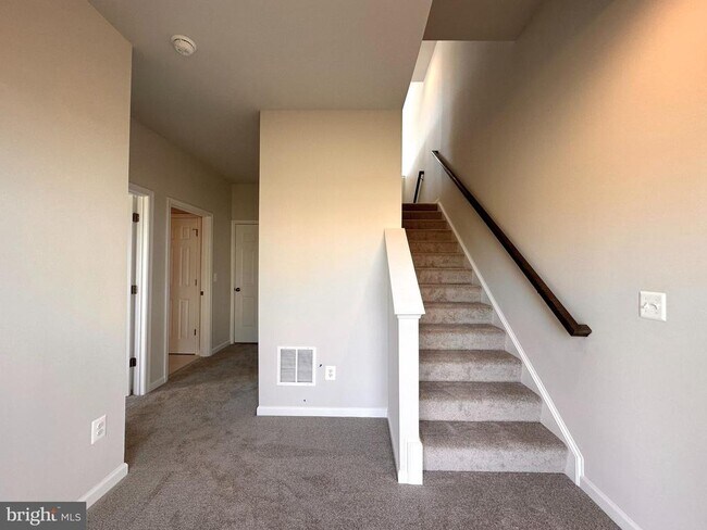Building Photo - 526 Parkland Dr