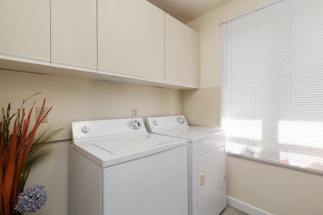 Building Photo - 575 N Lake Wy