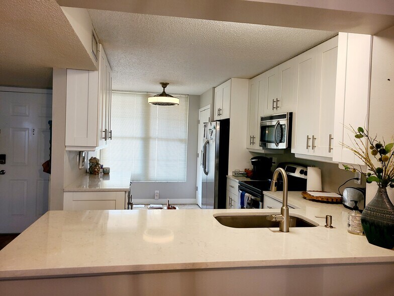 Kitchen - 4530 Pinebrook Cir