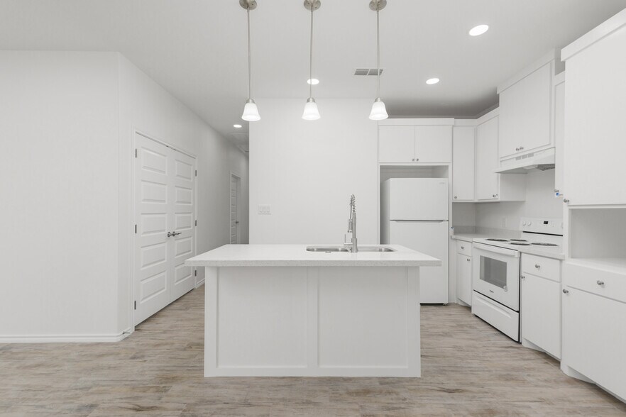 Building Photo - 2325 N Valley Cir