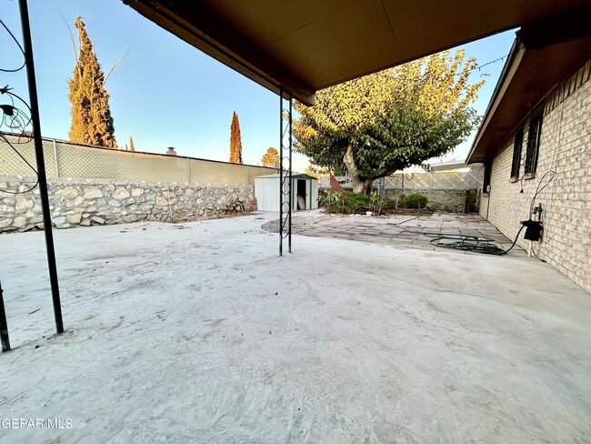 Building Photo - 11117 Shiner Ave