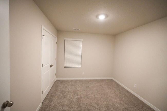 Building Photo - Available April 1st!! Townhome!! Near to I...