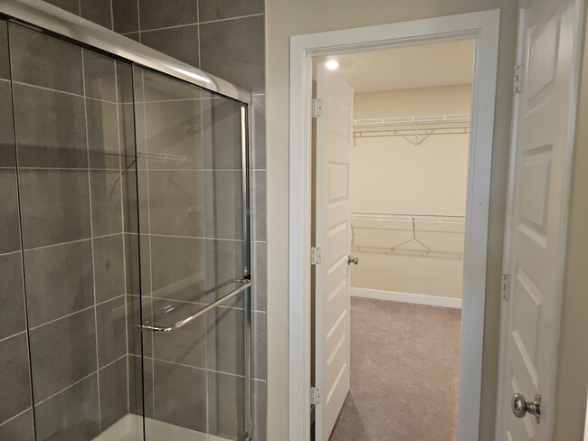 Building Photo - 2704 Grassy Br Dr