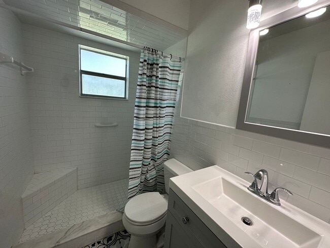 Building Photo - Adorable 2/1/1 nestled on an acre