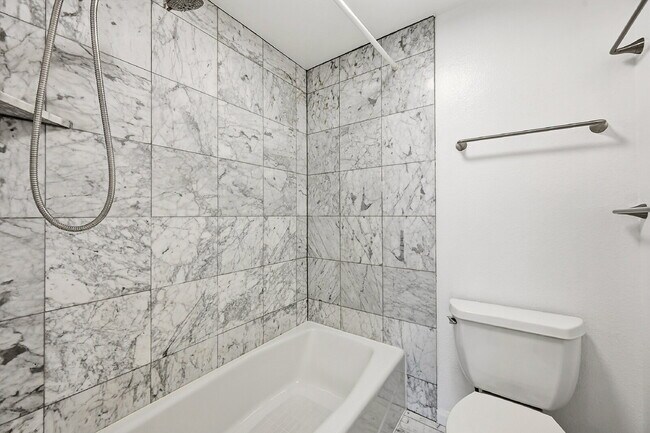 Building Photo - $1,095.95, 1 bed, 1 bath, located in Denver with a gorgeous sunroom