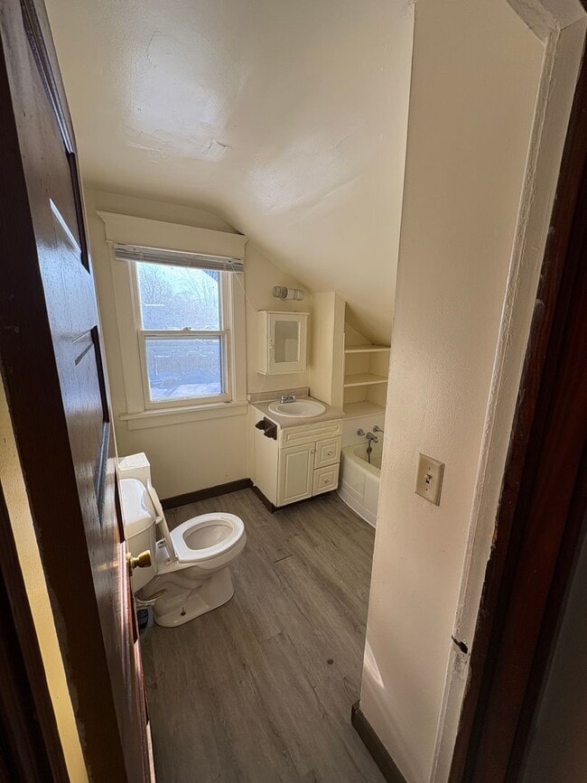 Building Photo - 3 bedroom 1 bathroom single family home