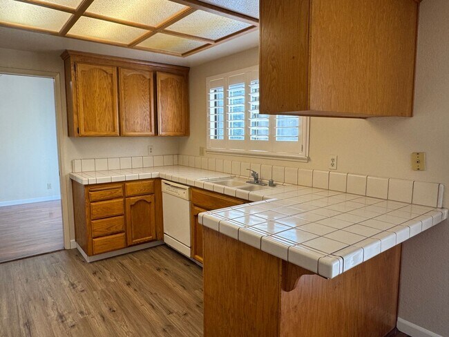 Building Photo - Roseville home with new carpet, paint, & shutters. Landscaper included!