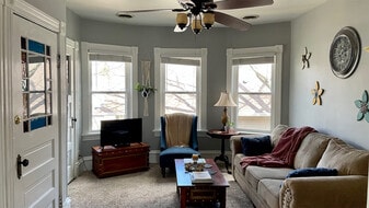 Building Photo - 401 Laurel St W