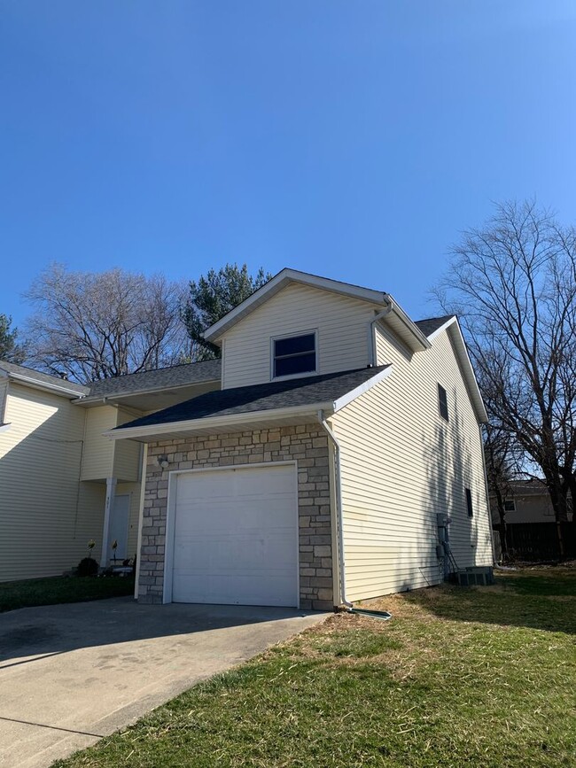 Building Photo - 501-503 S Village Court