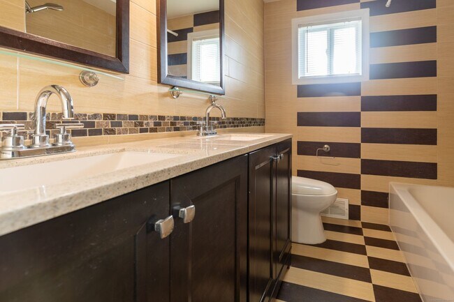 Building Photo - Spacious 4 bedroom single family home at t...