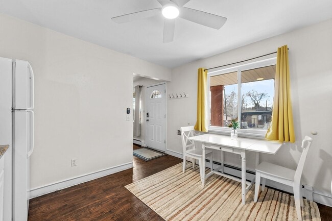 Building Photo - Gorgeous Furnished Two Bedroom in Sloans L...