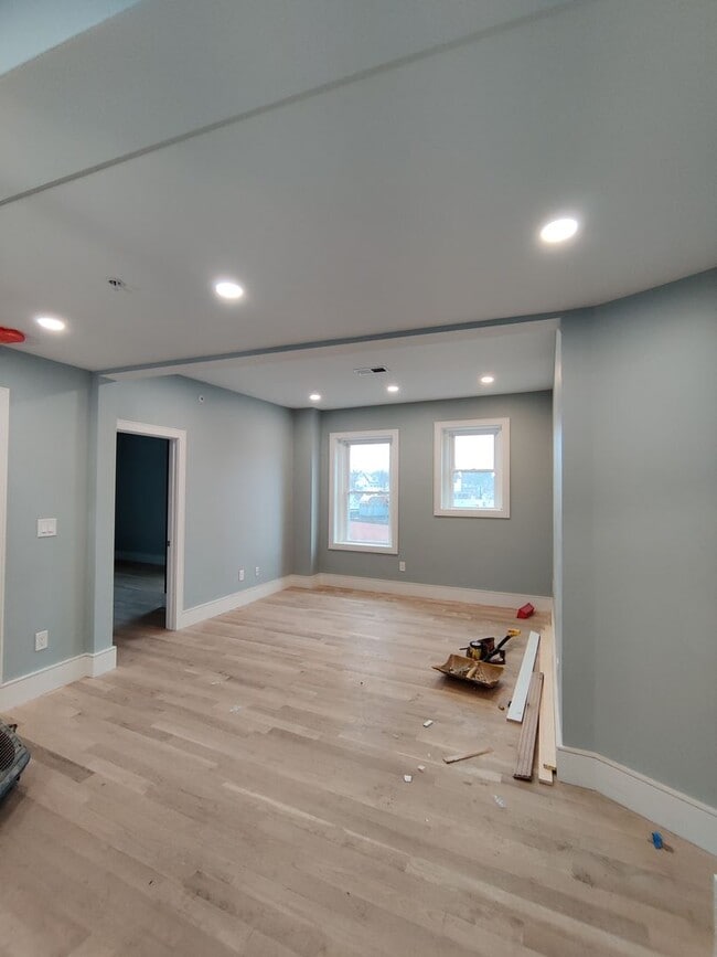 Building Photo - 3 bed 2 Bath on Washington Sq. Central Heat/AC, In-Unit Washer and Dryer, Steps from the T Stop