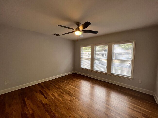 Building Photo - 819 San Antonio Ave