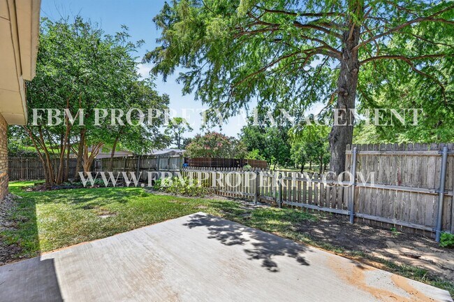 Building Photo - 407 Woodhurst Dr