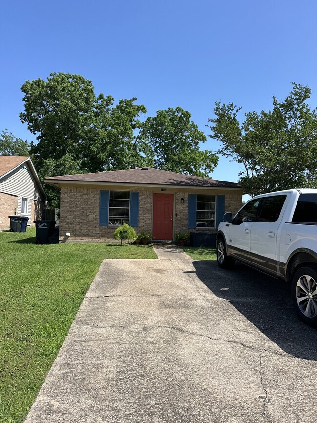 Building Photo - 1402 Gramma Ct