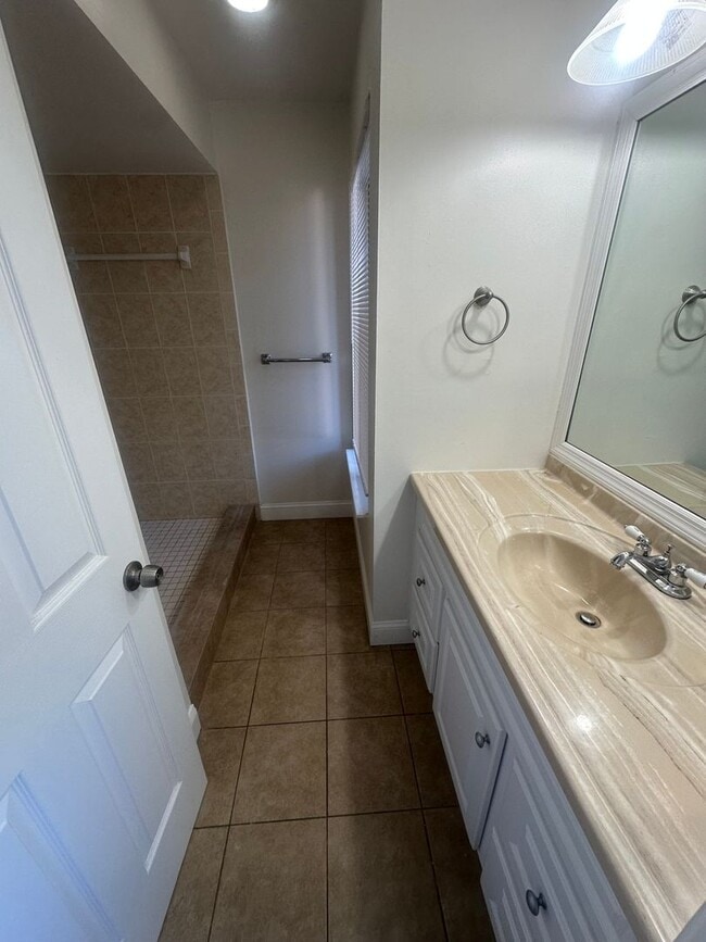 Building Photo - Beach Place Town House