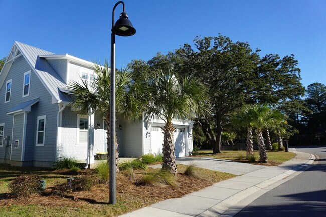 Building Photo - 3BR/3.5BA End Unit Townhome in Summerwalk!  $2,975/month - Pet friendly*