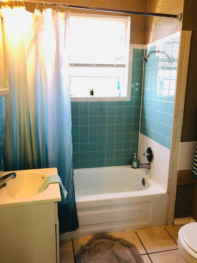 Building Photo - 200 off move in by May 15th!   ALL BILLS PAID! 2 bedrooms with 2 bath rooms that is a upstairs un...