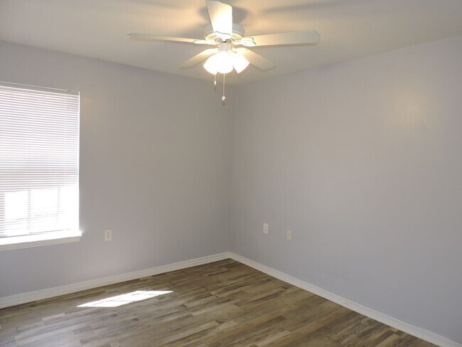 Building Photo - Easy access to Whiting Field & Pensacola!