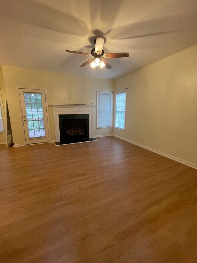 Building Photo - 412 Silvergrove Dr