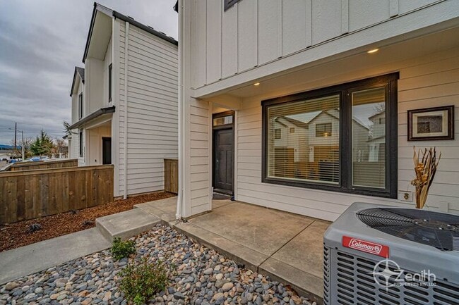 Building Photo - 16327 NE 21st St