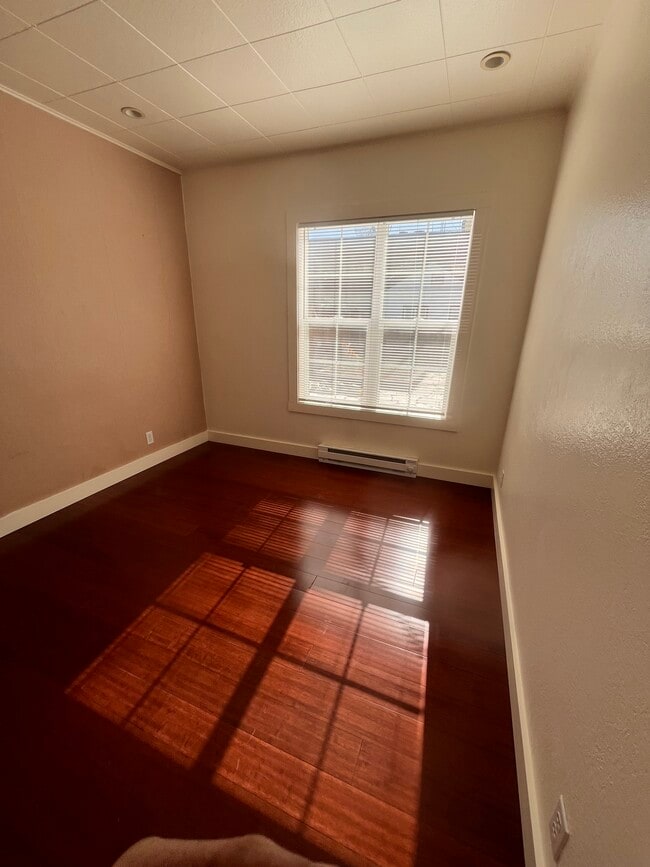 Building Photo - 118 E Chelan Ave