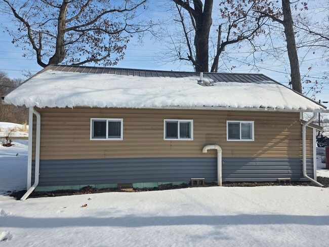 Building Photo - Updated 1-Bedroom, 1-Bathroom Home – $995/Month