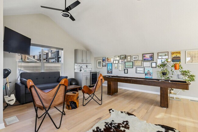 Building Photo - 412 W Shoreline Dr