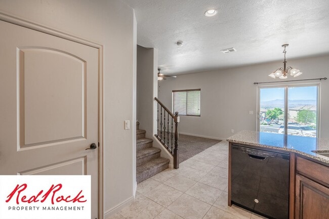 Building Photo - Lovely townhome with Community Pool!