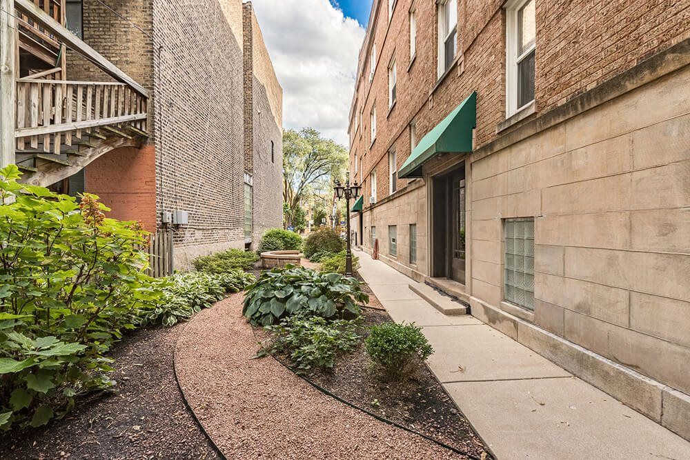 Building Photo - 722 W Barry Ave