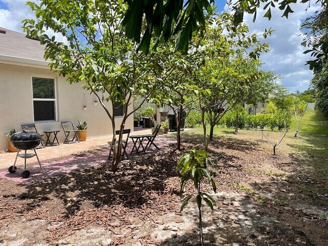 Building Photo - 690 Hadley Pl E