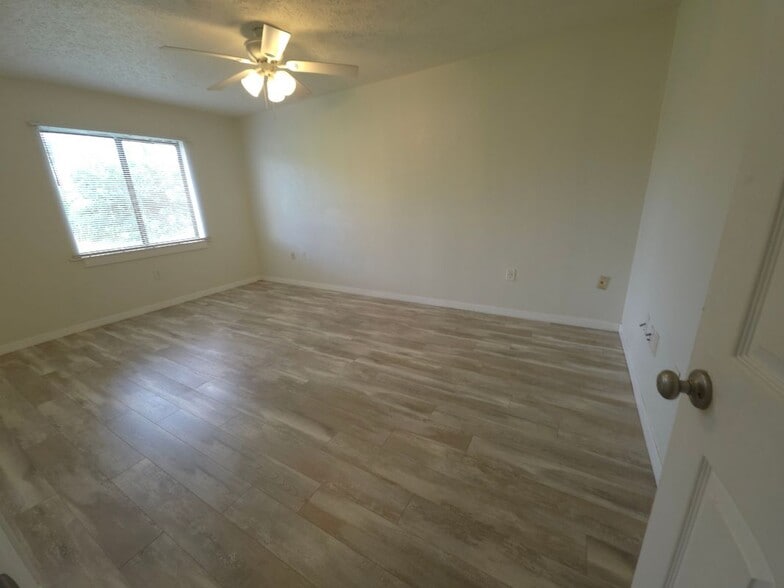 Building Photo - 901 Colonial Ave SE