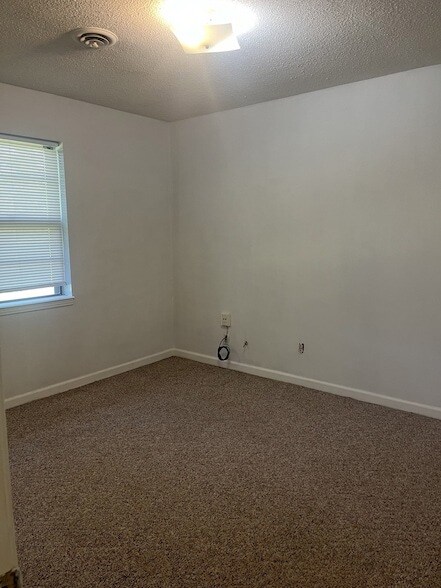 Building Photo - 409 Shawnee Dr