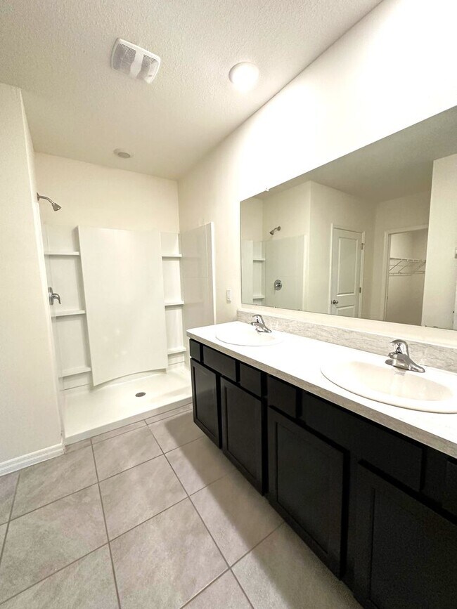 Building Photo - Lake Diamond North 4 Bed, 2 Bath