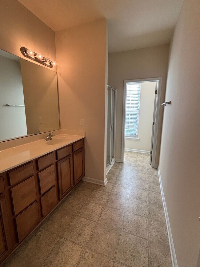 Building Photo - Spacious End Unit 3BR/2.5BA Townhouse