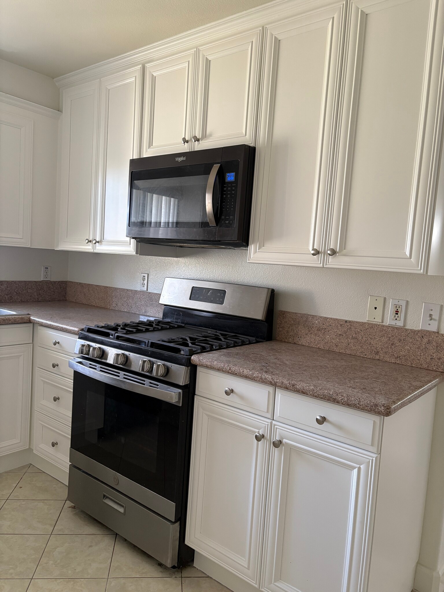 Kitchen with granite countertops - 2946 S Campus Ave