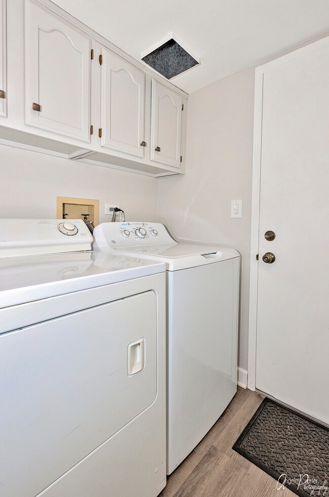 Building Photo - 1229 Thorndale Ln